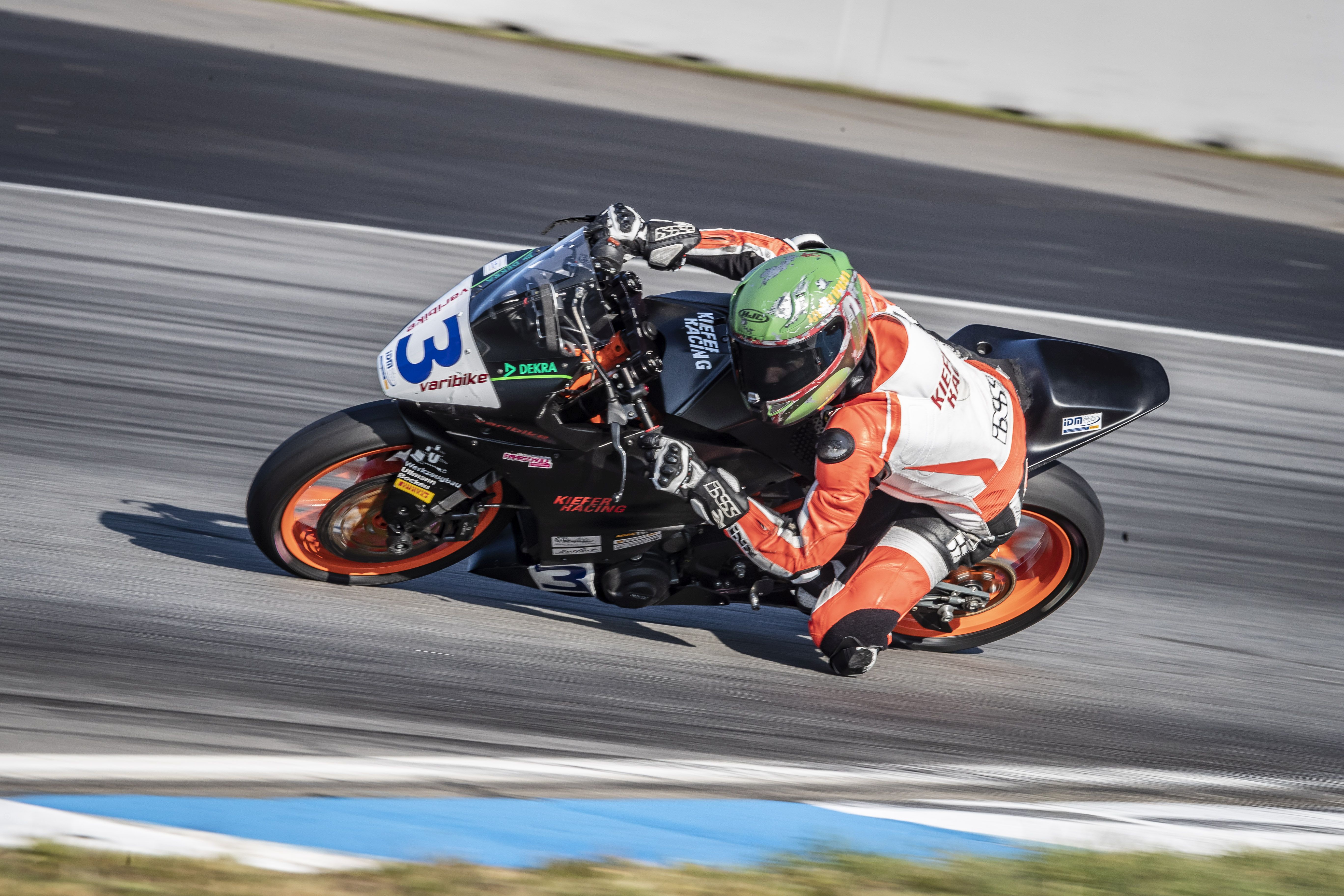 IDM Supersport 300: Favorit Toni Erhard beherrscht das Qualifying in Hockenheim