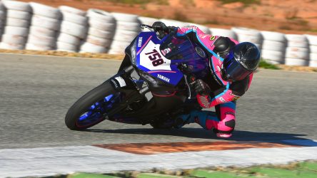 IDM Supersport 300: Jetzt heizt Julia Hämmer den Herren als Lady in Pink ordentlich ein