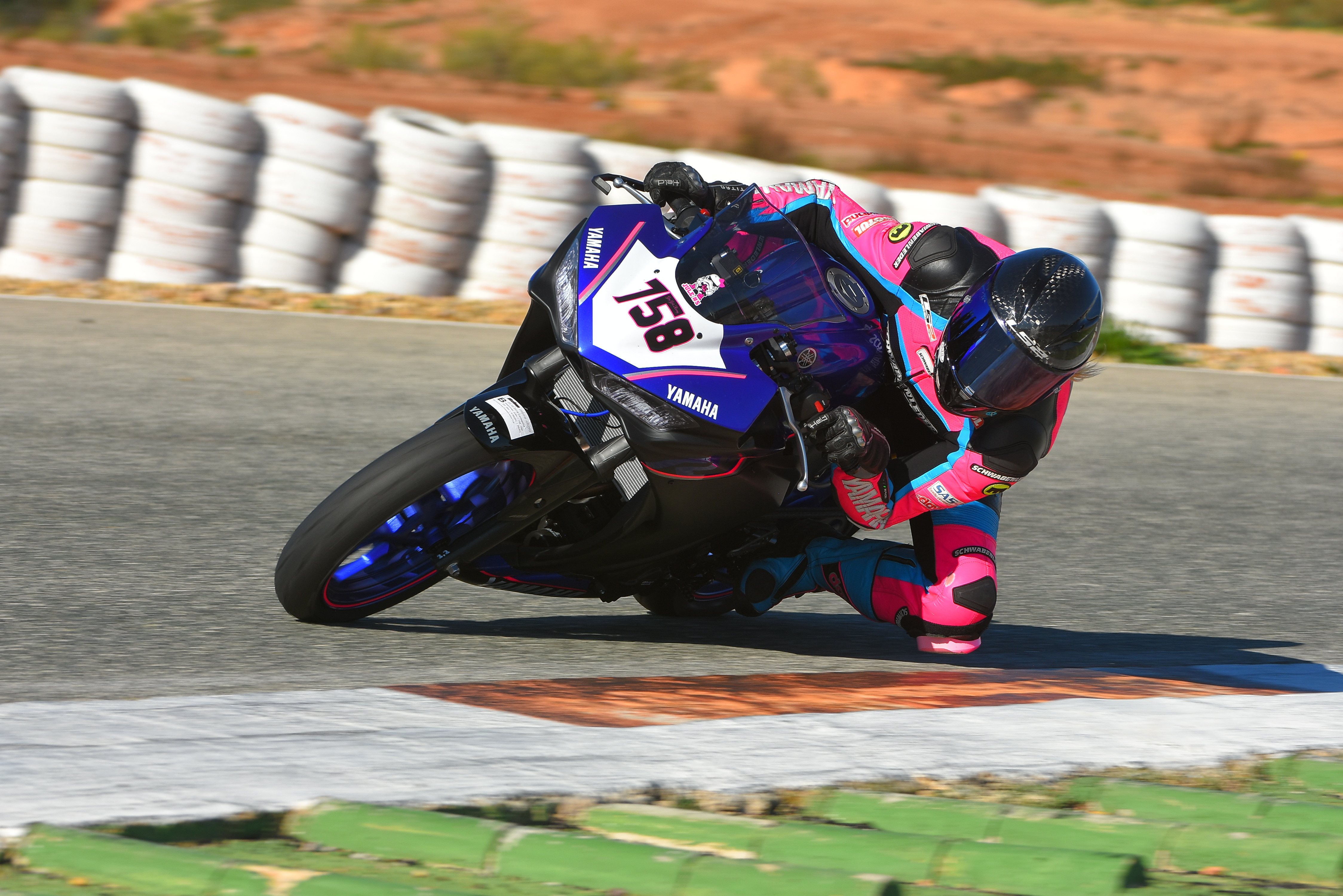 IDM Supersport 300: Jetzt heizt Julia Hämmer den Herren als Lady in Pink ordentlich ein