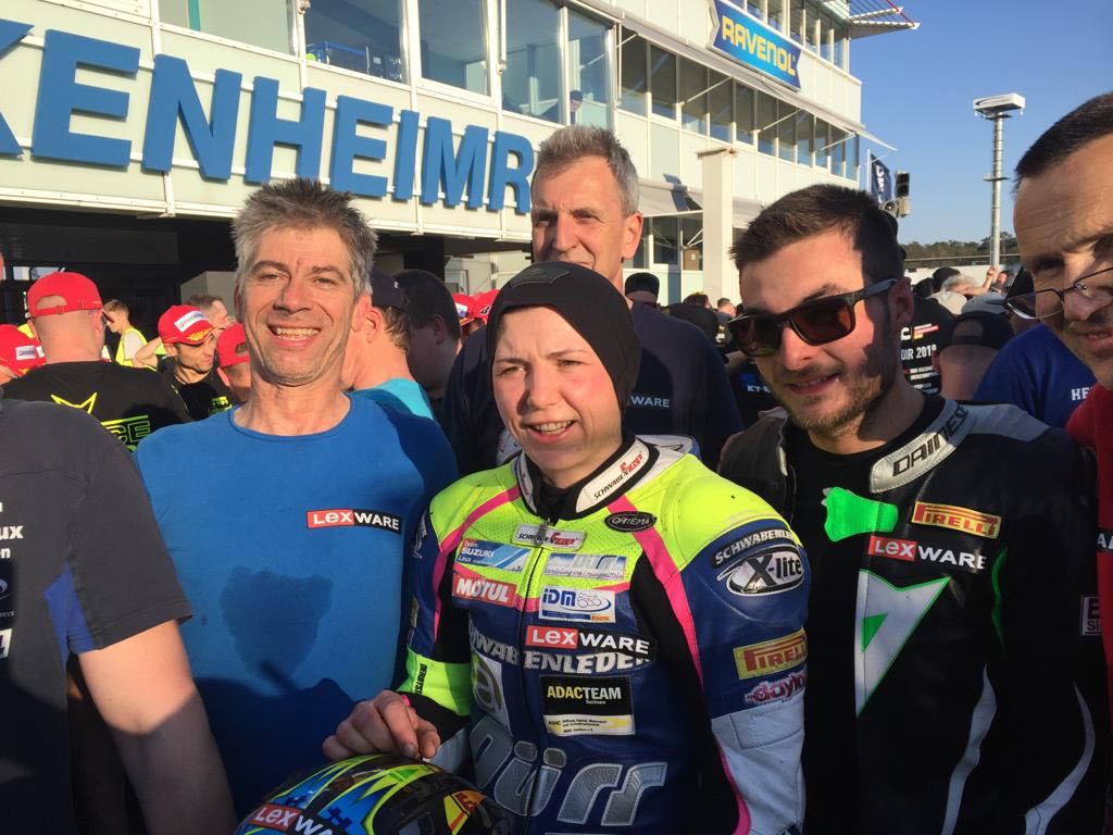 IDM Superbike 1000: Sieg von Sarah Heide beim Saison-Opening-Klassiker „1000 km Hockenheim“