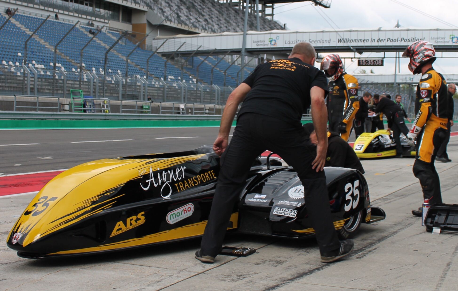 IDM Sidecar:  Weltmeister Reeves im 1. Zeittraining vorn