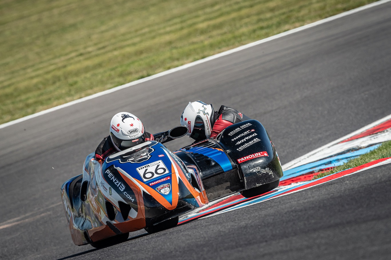 IDM Sidecar: Reeves und Roscher ziehen durch