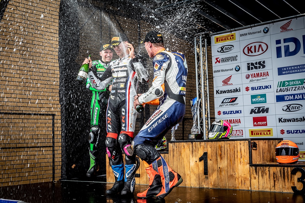 IDM Superbike 1000: Sektdusche für Julian Puffe