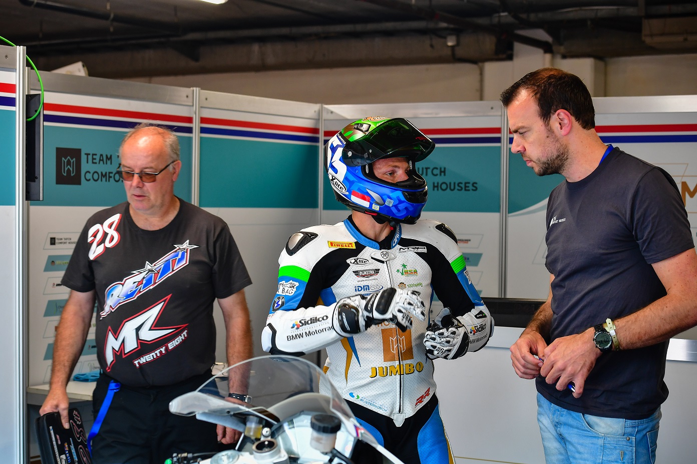 IDM Superbike 1000: Tom Reiterberger hält IDM-Flagge hoch