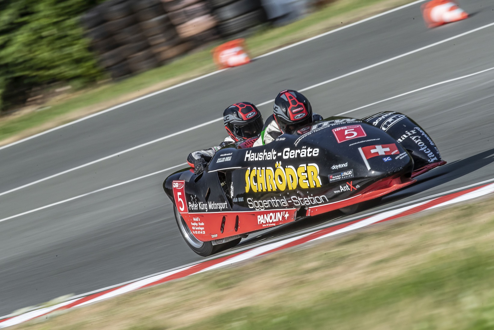IDM Sidecars: Siebenfacher Weltmeister Reeves sichert Schleiz-Doppelsieg