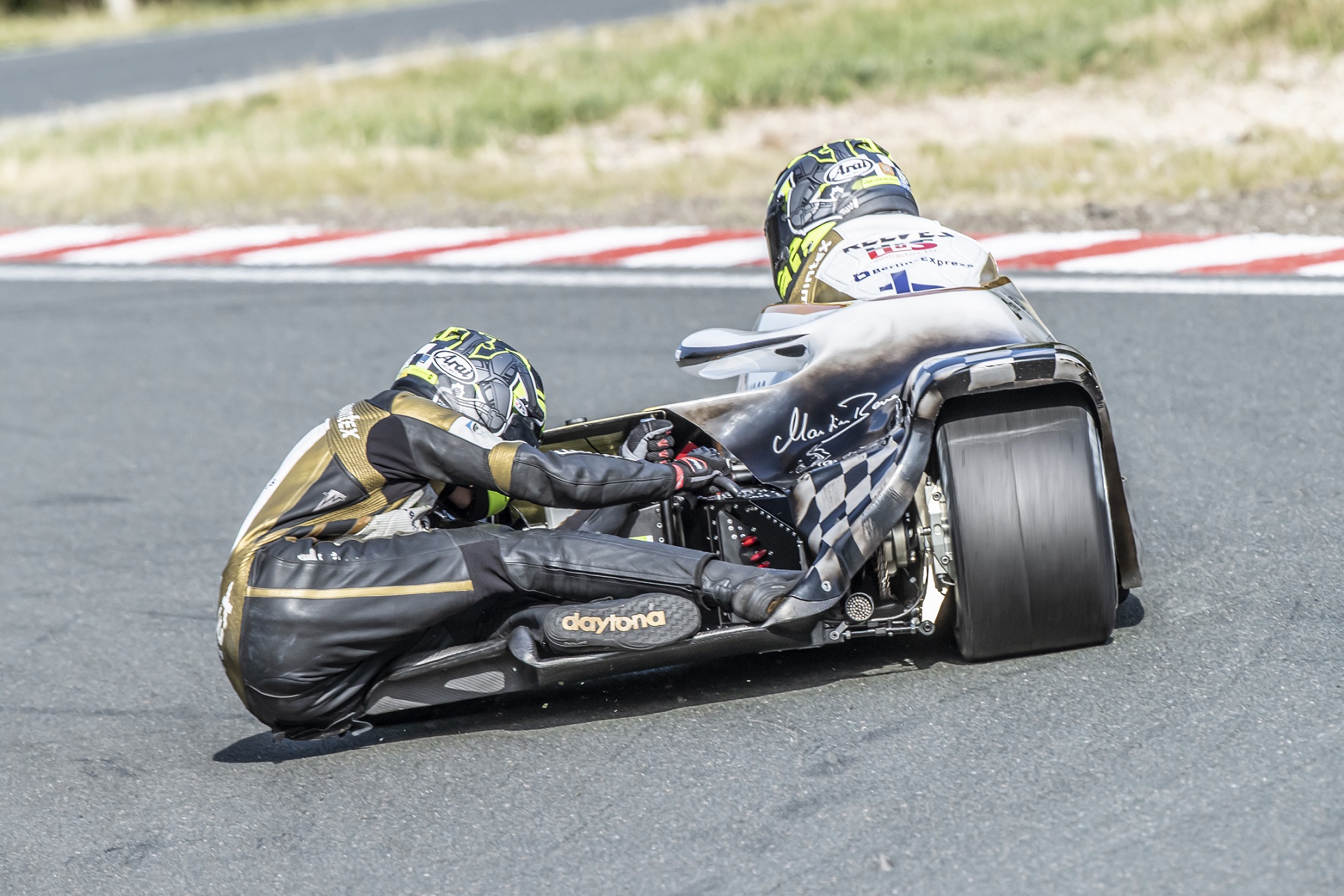 IDM Sidecar: Reeves und Hirschi im 1. Qualifying vorn