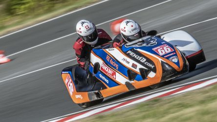 IDM Sidecar: „Roscher hatte im ersten Rennen eine Biene im Po“ (Manuel Hirschi)