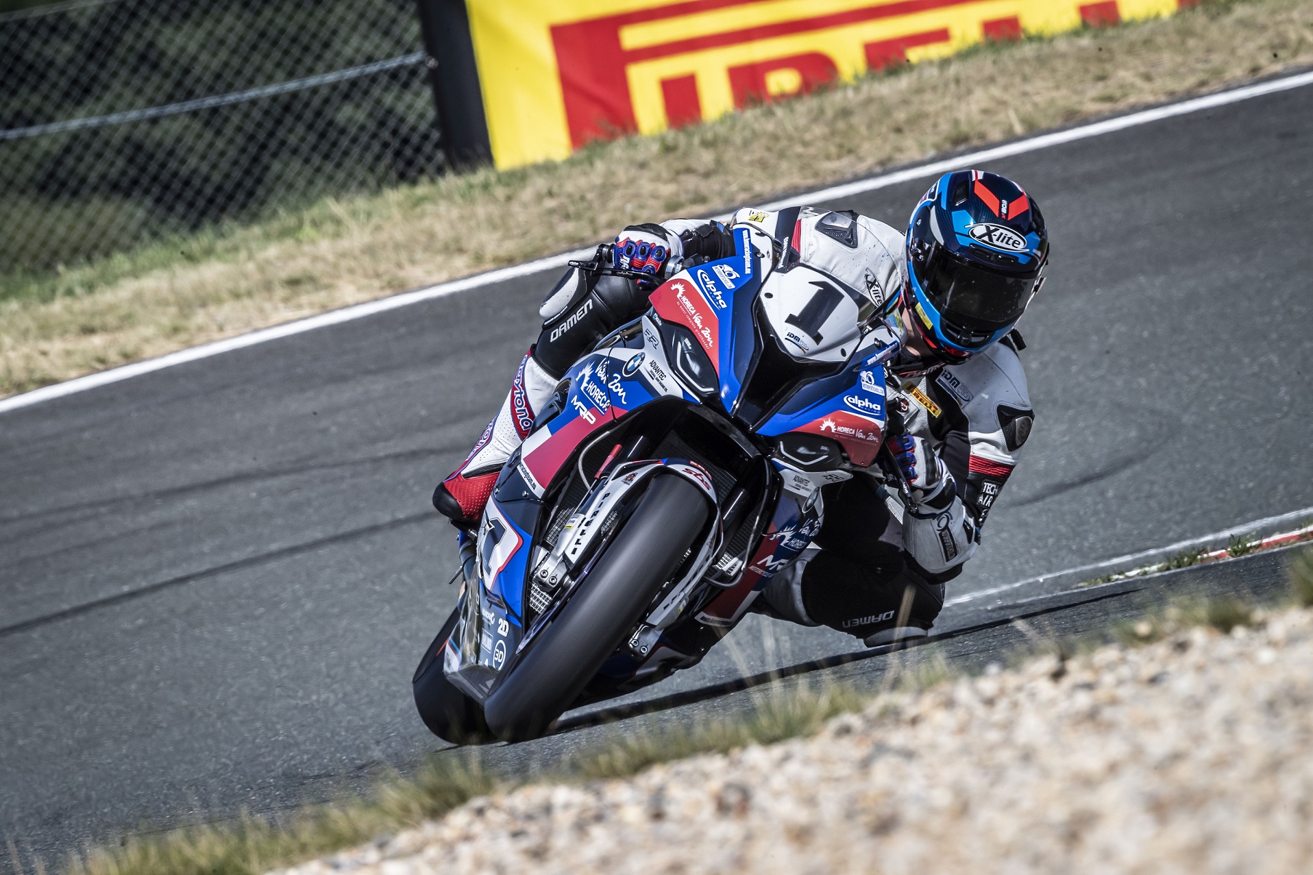 IDM Superbike 1000: Dreifach-Triumph von BMW und Mikhalchik lächelt