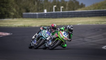 IDM Supersport 300: Angelo Licciardi schafft es in die Mitte von zwei Werksfahrern