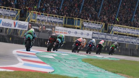 IDM Supersport 300: Deroue zeigt WM-Klasse, Khan holt volle Punktzahl