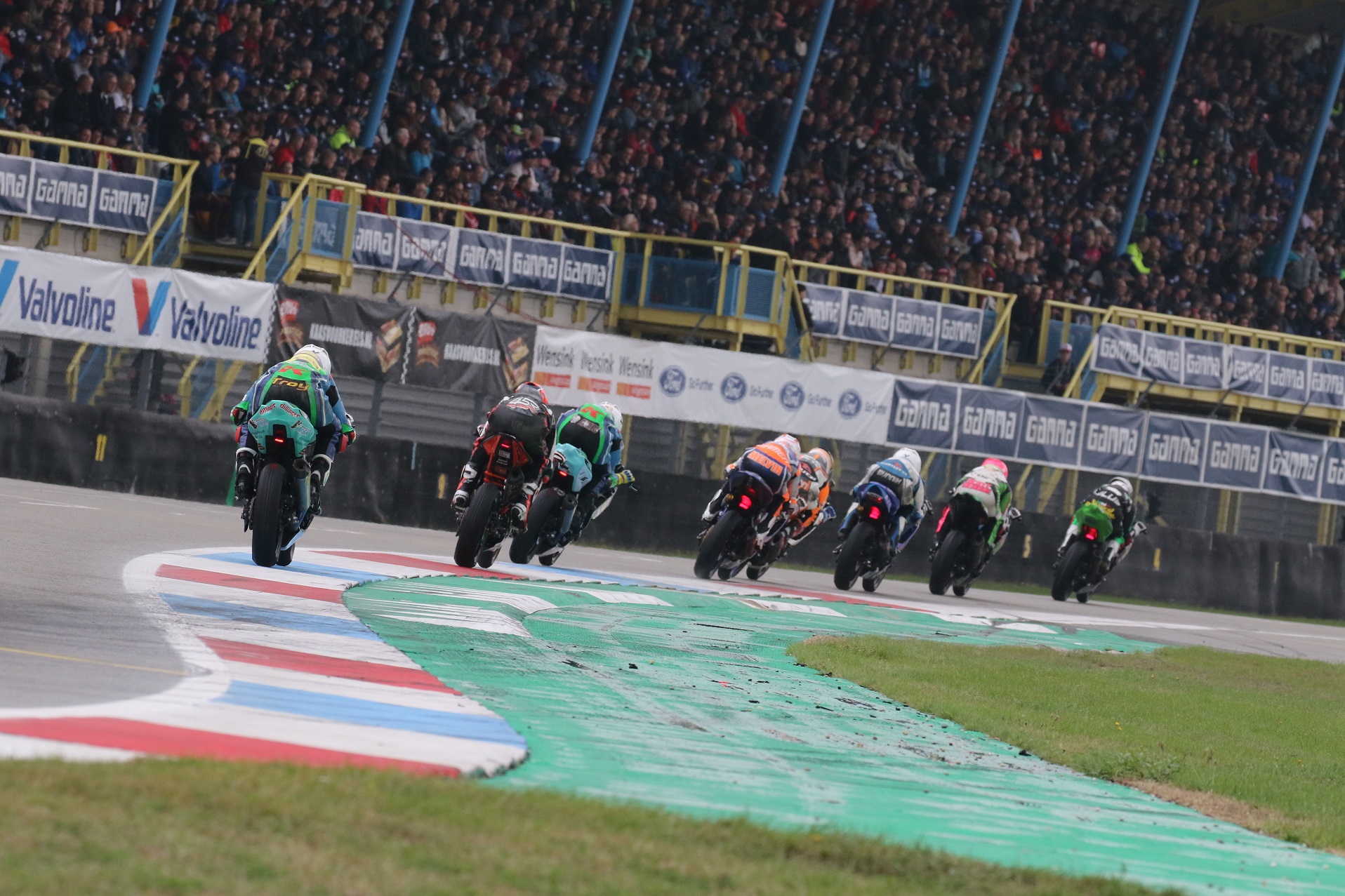 IDM Supersport 300: Deroue zeigt WM-Klasse, Khan holt volle Punktzahl