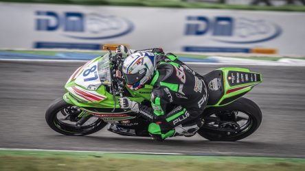 IDM Supersport 300: Angelo Licciardi feiert Meistertitel mit goldenem Sturzhelm