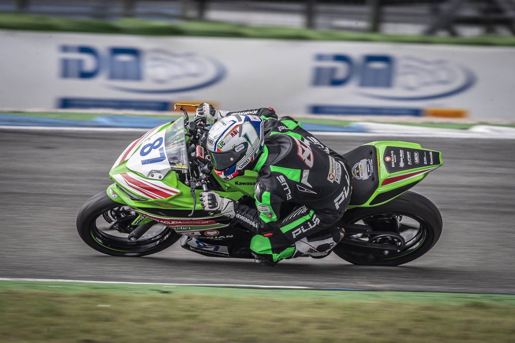 IDM Supersport 300: Angelo Licciardi feiert Meistertitel mit goldenem Sturzhelm