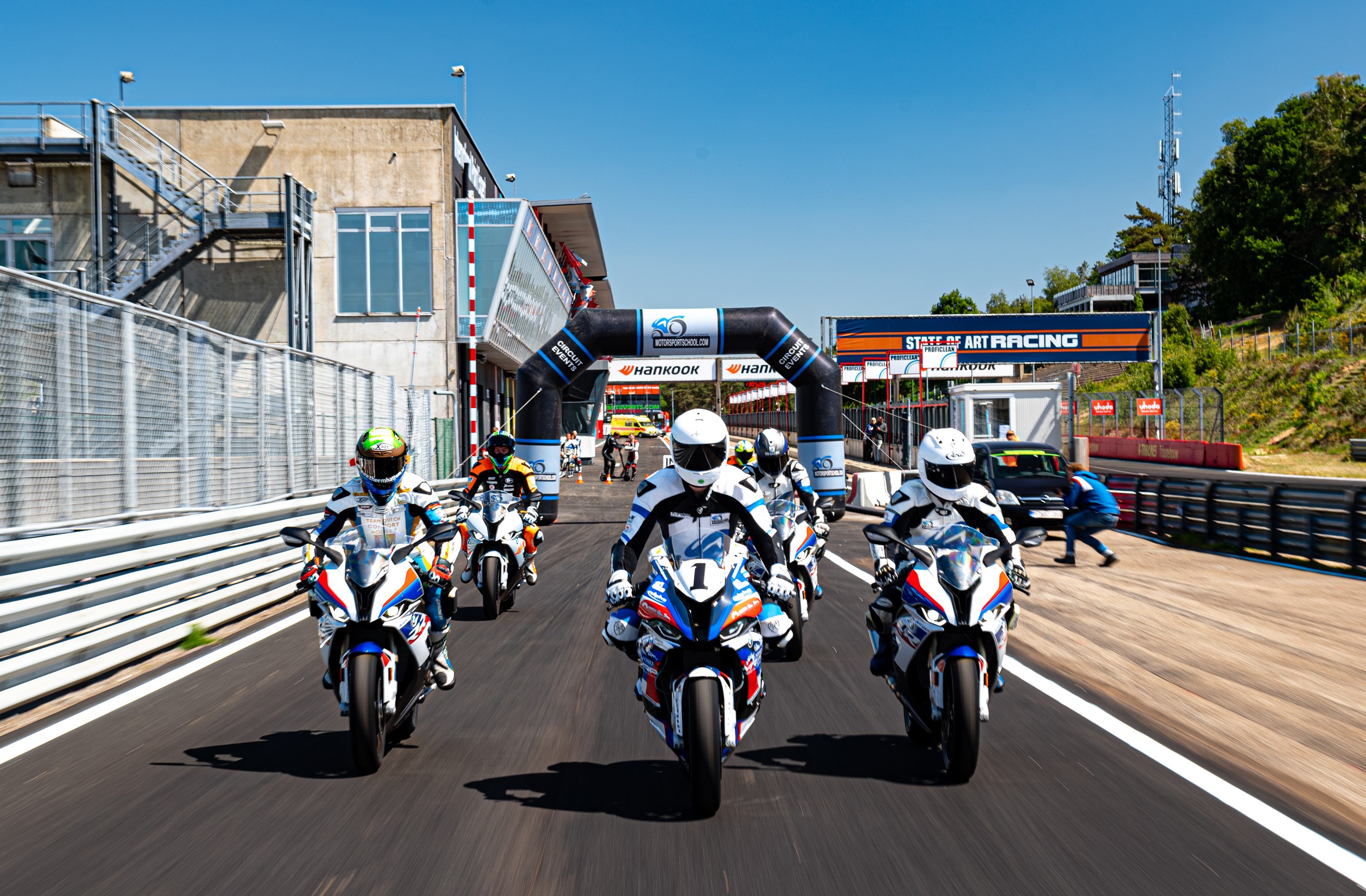 IDM Superbike 1000: Die BMW sind angelassen, die Rennfahrer kommen später