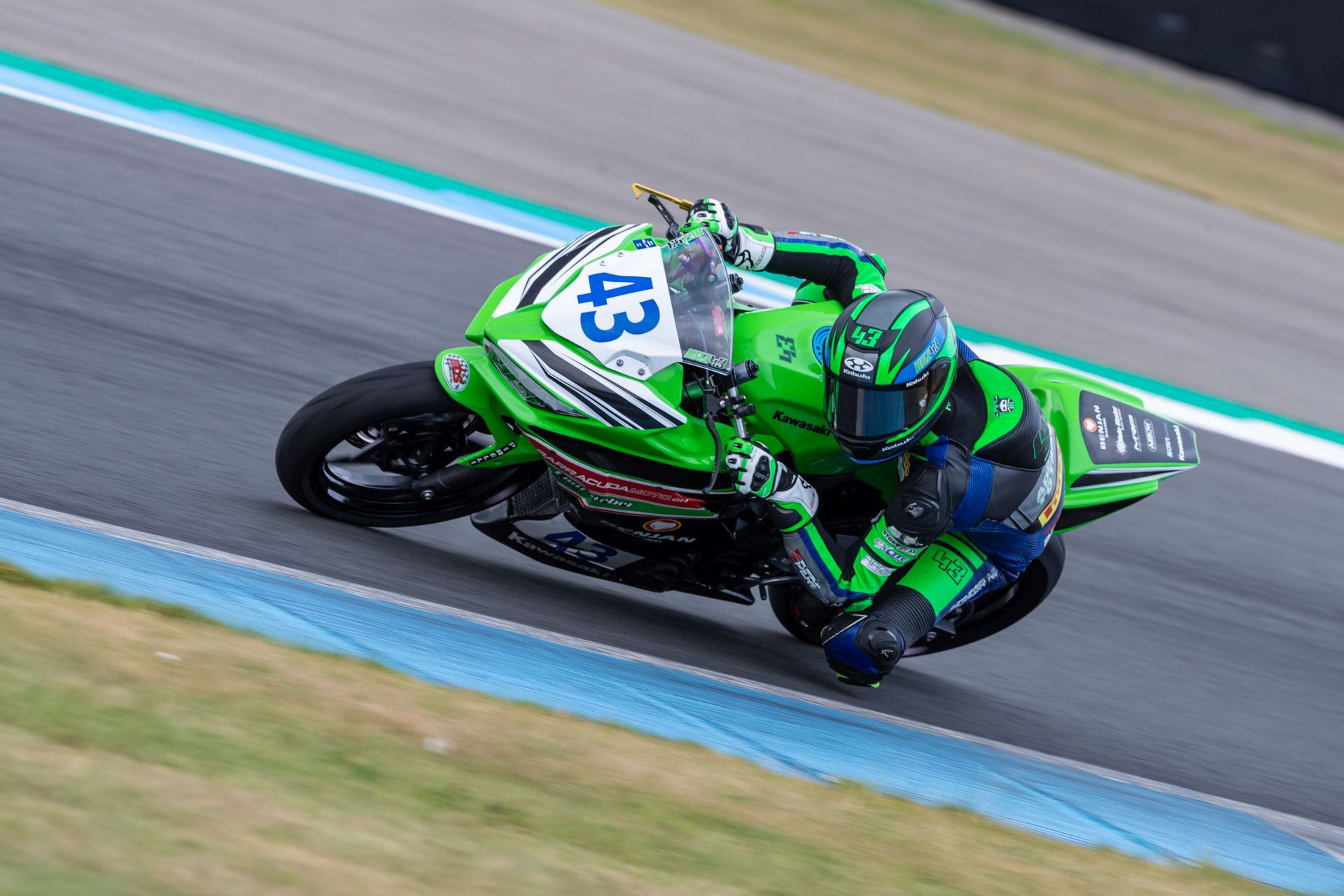 IDM Supersport 300: Australischer Sieger im Spektakel der Nachwuchsklasse