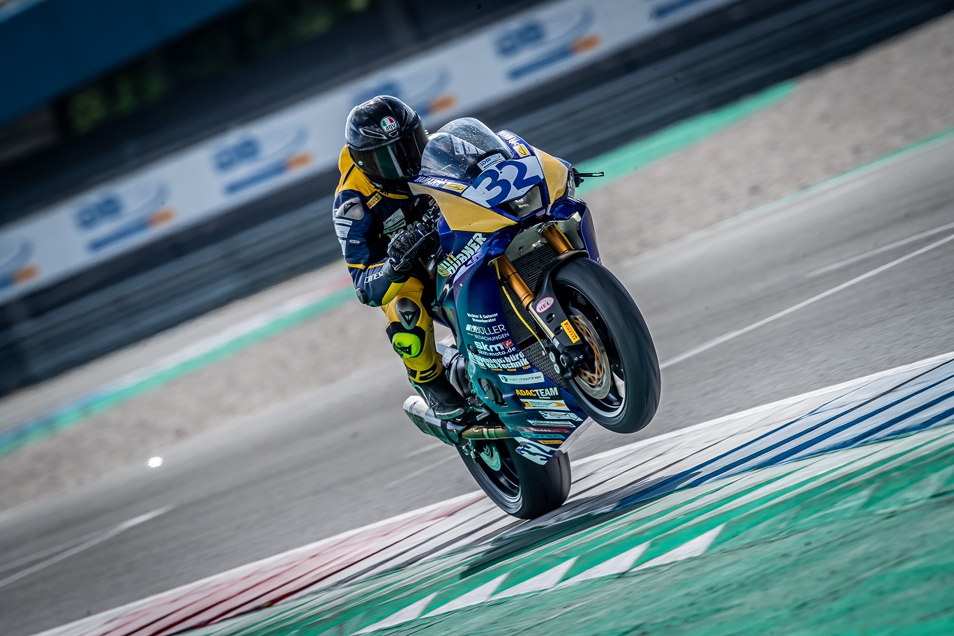 IDM Superbike 600: Opa beobachtet Enderleins Fahrt auf die provisorische Pole