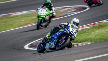 IDM Supersport 300: Rick Dunnik fliegt mit einem Sieg an die Spitze