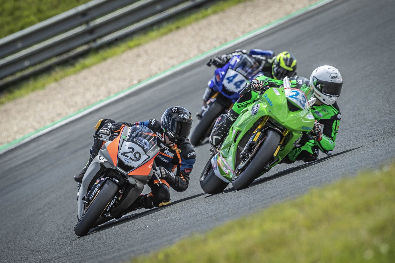 IDM SSP 600: Grün gewinnt im Drei-Länder-Podiumsspektakel