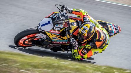 IDM SSP 300: Titelverteidiger gewinnt sein erstes Rennen