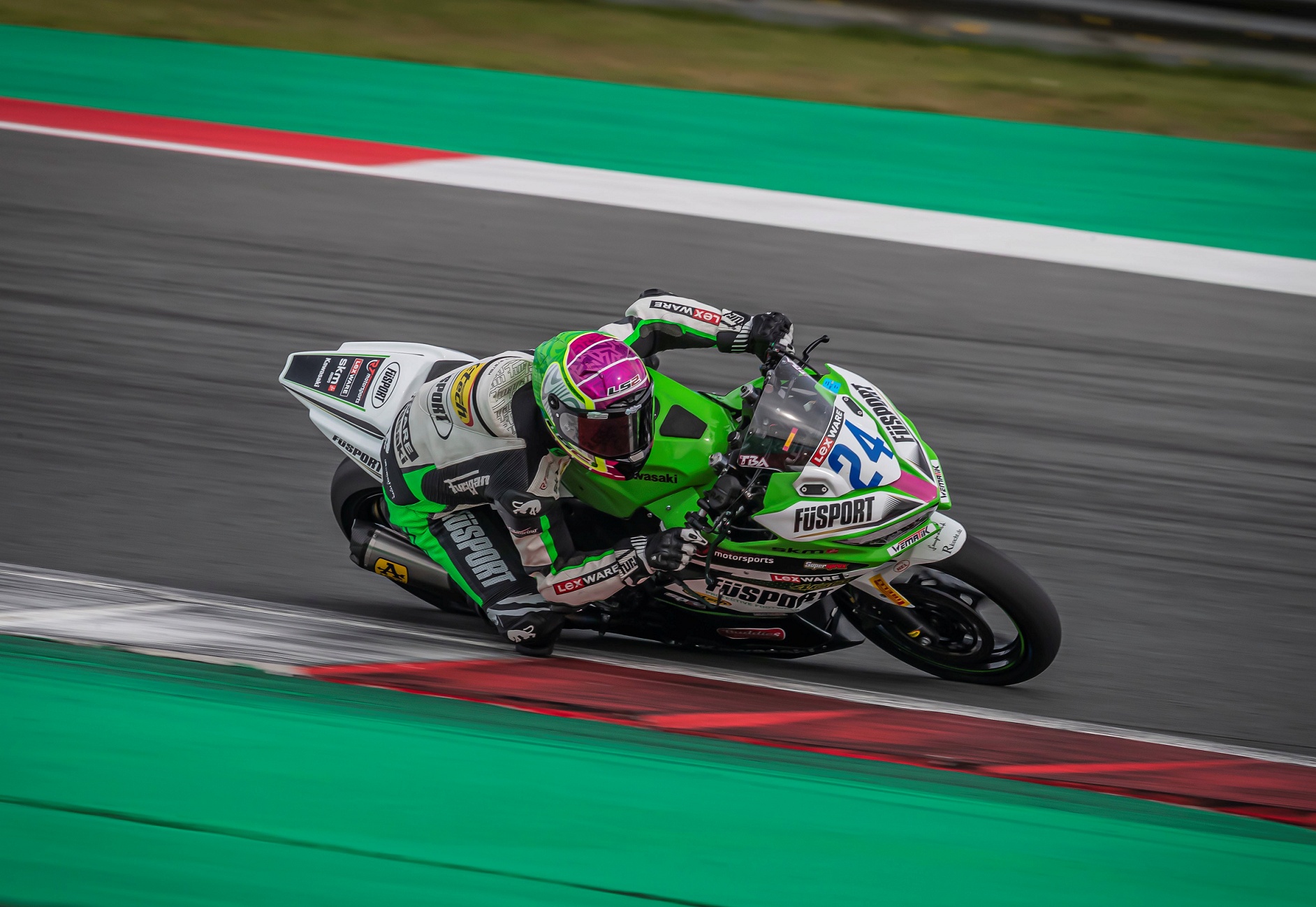 IDM SSP 300: WM-Titelanwärter Booth-Amos führt Q1 an