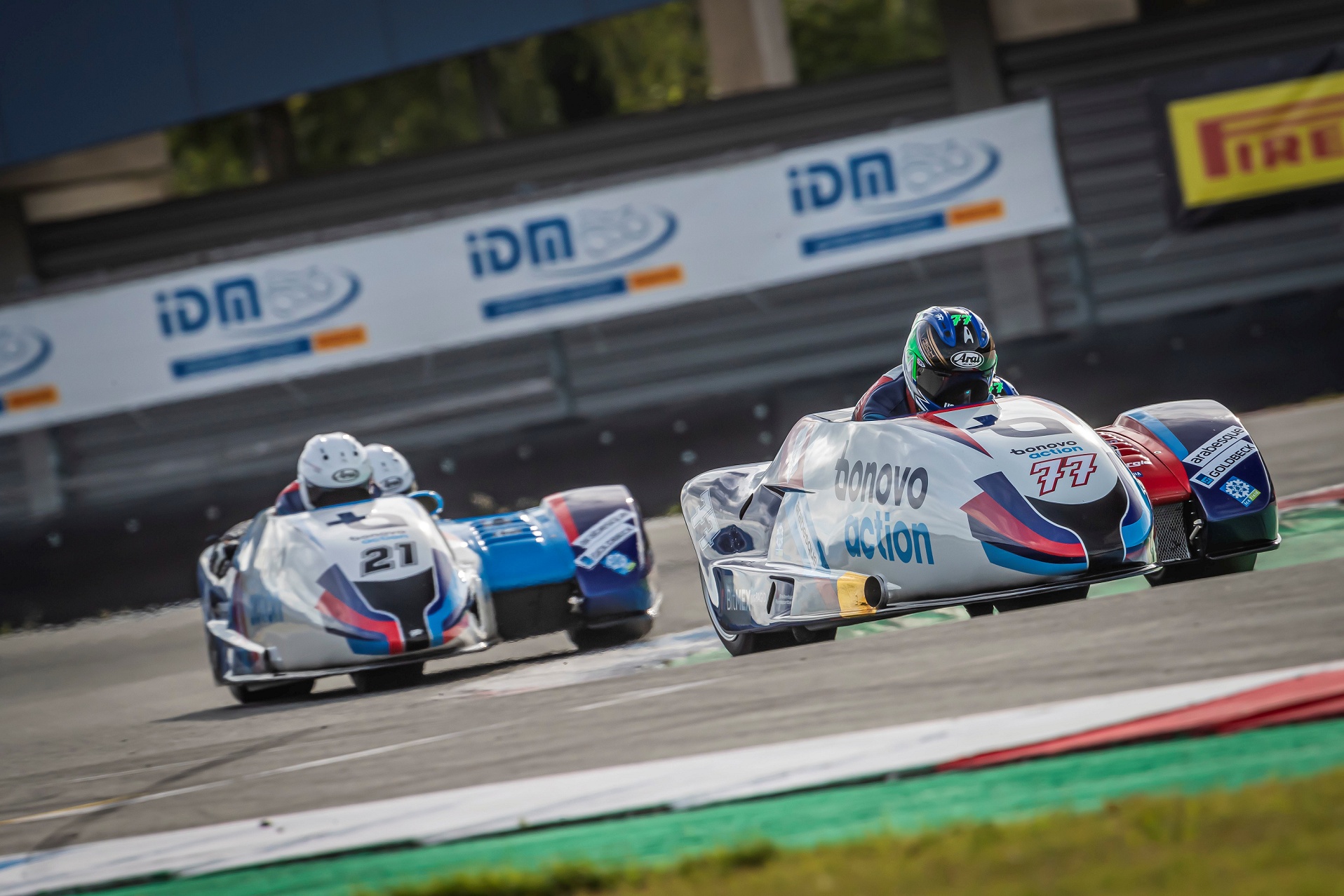 IDM Sidecar: Reeves gewinnt nach Aufholjagd