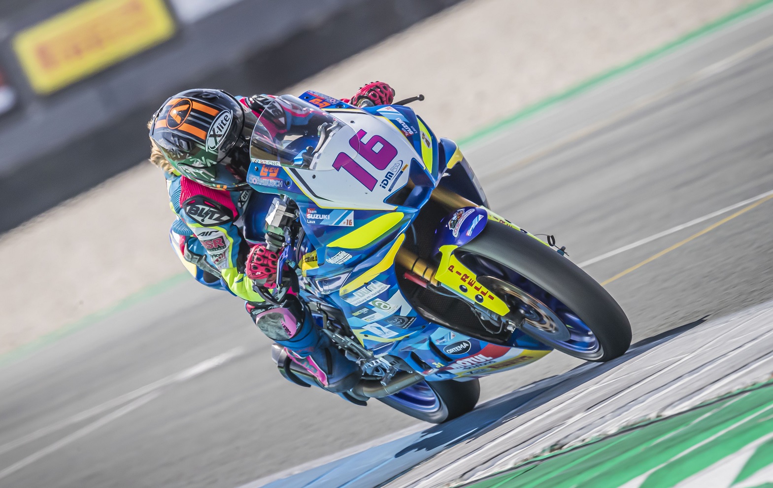 IDM SSP 300: Lucy Michel gibt Weihnachtsbaum einen Korb