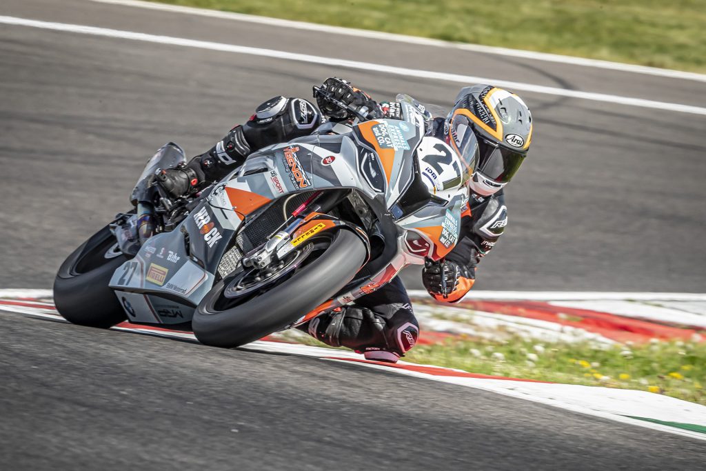 In der IDM Superbike herrscht ein extrem hohes Level. Côme Geenen hat nach dem schwierigen Saisonauftakt aber nicht die Lust daran verloren, ganz im Gegenteil. Text: Anke Wieczorek; Fotos: Dino Eisele