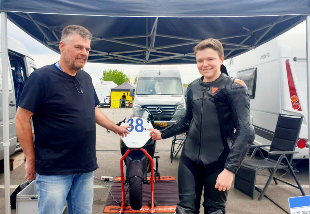 Für Thomas Pflanz (li.) und Marco Schweizer (re.) ist die IDM eine Familienangelegenheit. Der 14-Jährige ist im dritten Jahr der jüngste Fahrer in seiner Klasse. Text und Foto: Rowena Hinzmann