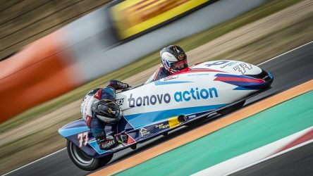 IDM Sidecar: Vorne gewinnt Reeves, hinten wird gefightet