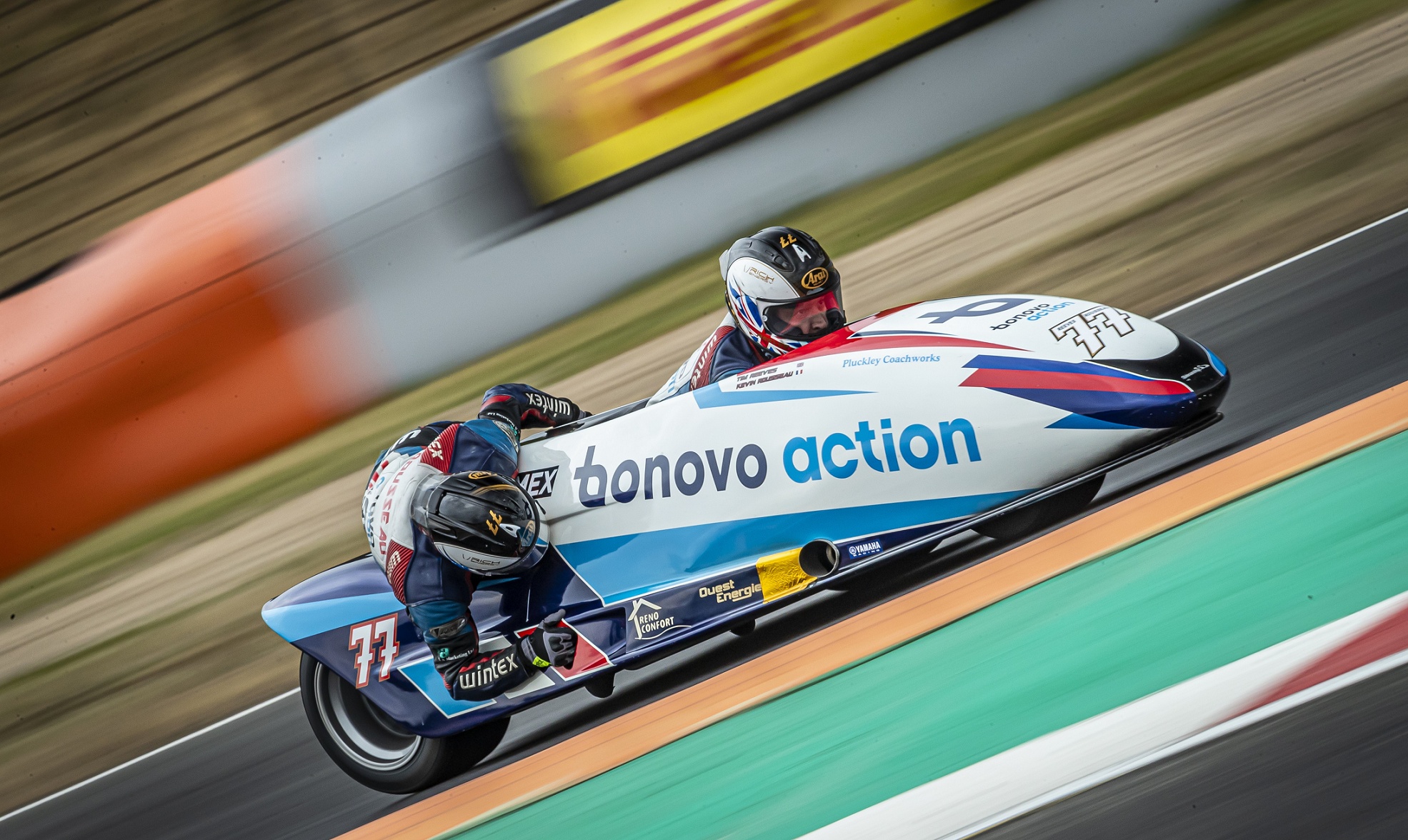 IDM Sidecar: Vorne gewinnt Reeves, hinten wird gefightet