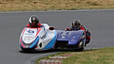 IDM Sidecar: Reeves dominiert Regenchaos