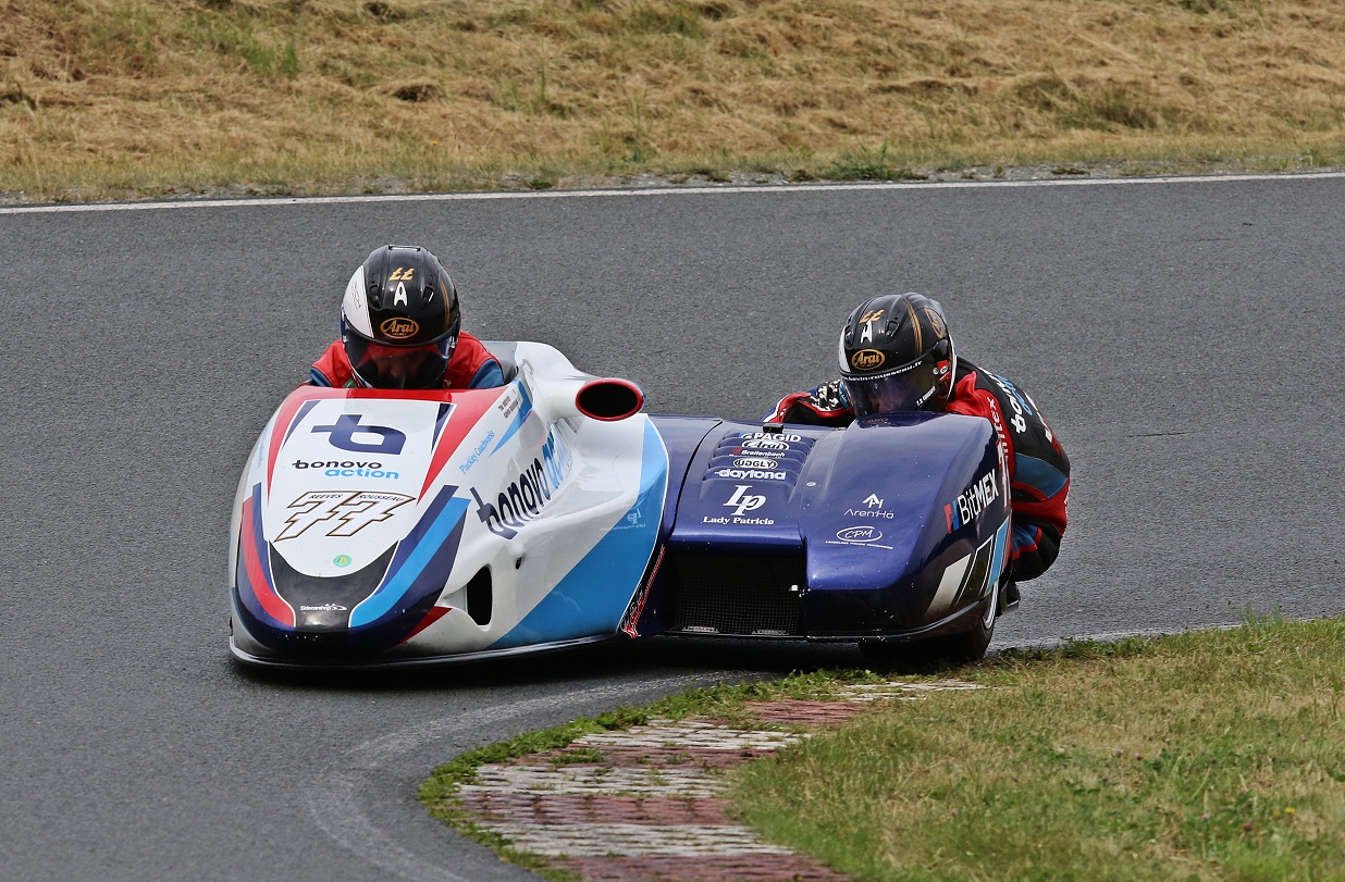 IDM Sidecar: Reeves dominiert Regenchaos