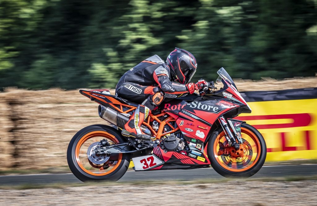 Toni Erhard fährt in neuer Montur für den ADAC Sachsen e.V.