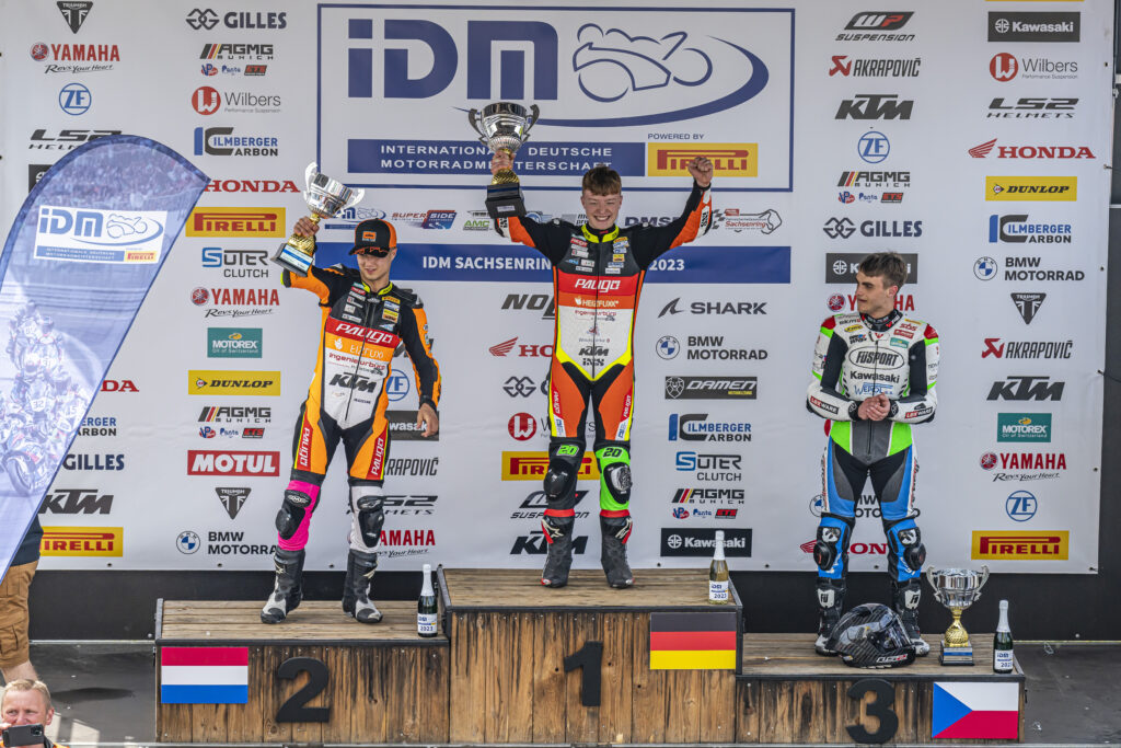 Dustin Schneider gewinnt das Auftaktrennen der IDM am Sachsenring.
