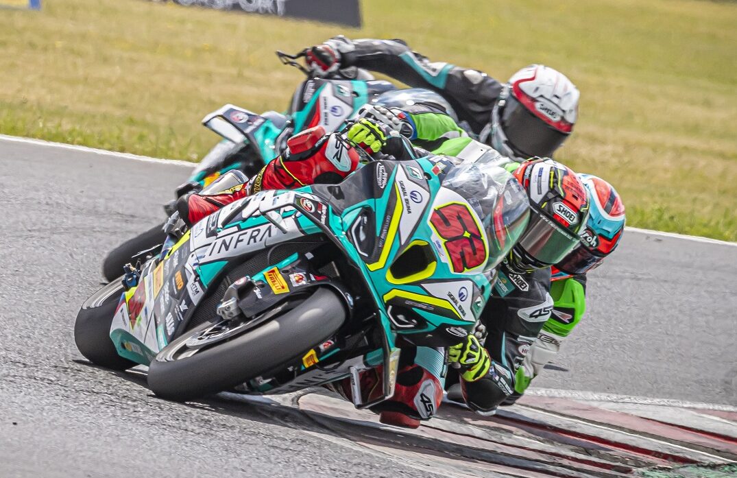 IDM SBK: Hobelsberger hält die BMW-Fahne hoch