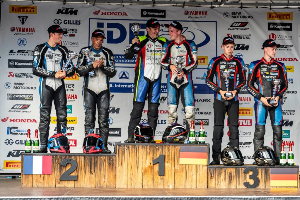 Josef Sattler und Luca Schmidt gewinnen das erste Rennen in Schleiz