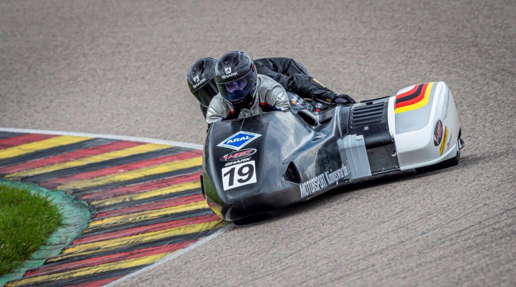 Markus Schwegler und Ondrej Kopecky hatten vor dem Start in Schleiz alle Hände voll zutun