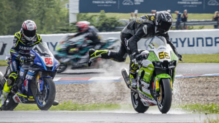 IDM SBK: Gegrilltes Bein bei Skach-Kawasaki, Alt vorn