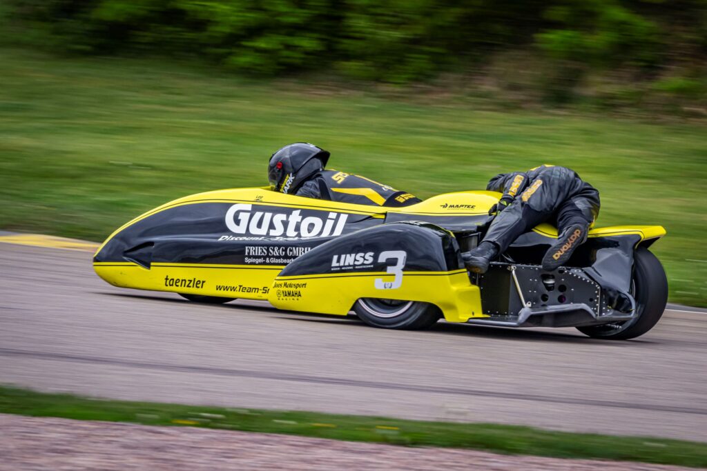 Markus Schlosser und Luca Schmidt fahren mit ihrem Sidecar auf dem Sachsenring