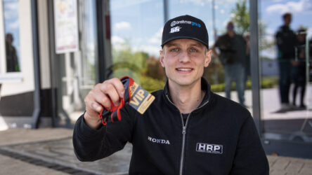 IDM SBK: Alt und Fibu für die Ewigkeit vorm Hotel