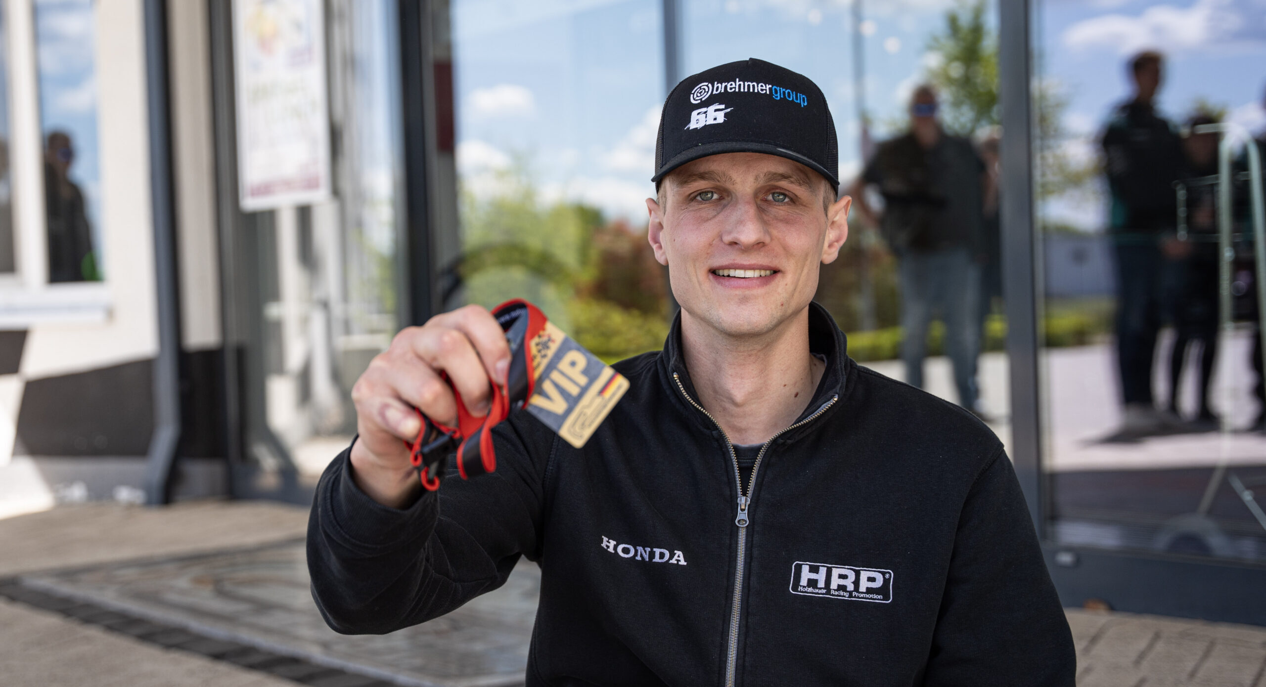 IDM SBK: Alt und Fibu für die Ewigkeit vorm Hotel