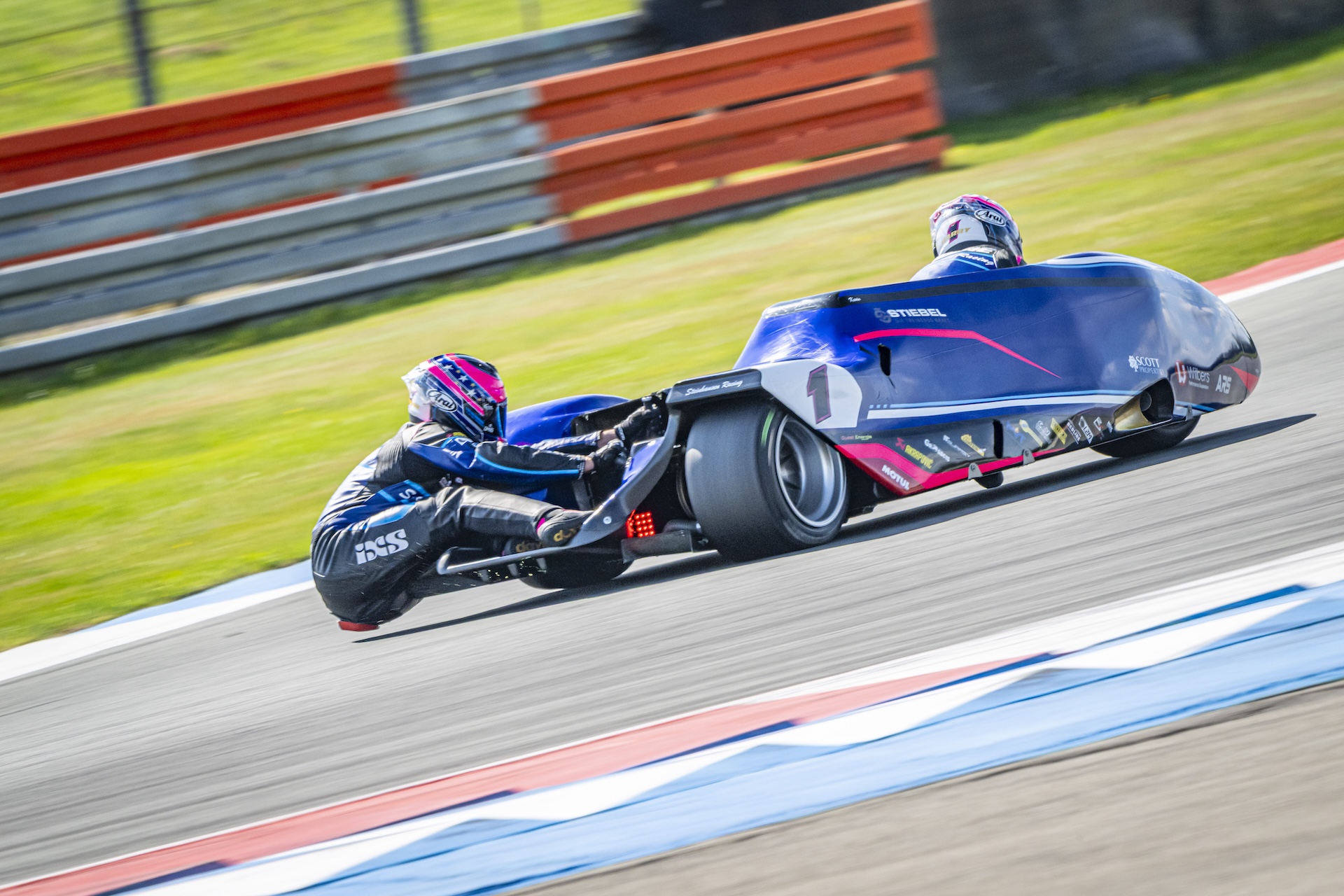FIM Sidecar: Payne/Rousseau setzen Messlatte mit Pole