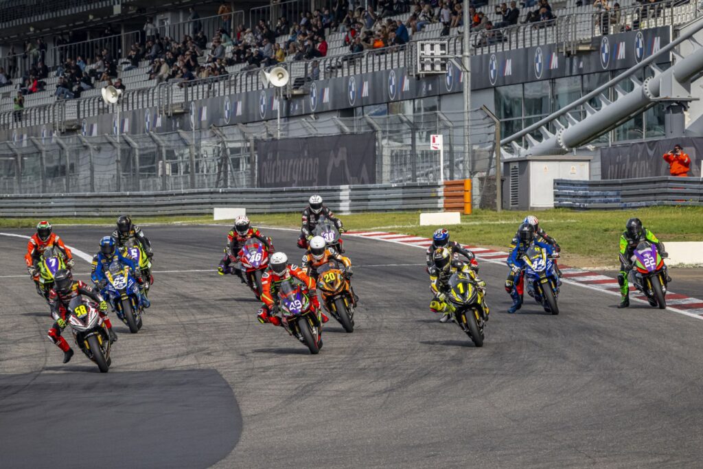 Start der Sportbike-Klasse am Nuerburgring
