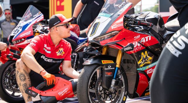 SBK: Tulovic vyhrál 16kolový souboj v horku
